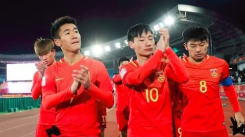中国U23遭卡塔尔2-1逆转无缘八强，队长染红成转折点