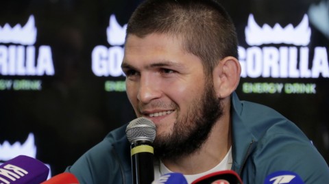 “雄鹰”终落幕，传奇永留存：哈比布三角绞降服盖奇，泪别八角笼铸就二十九战不败神话