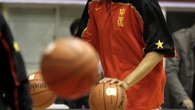 中美男篮热身赛惨负98-72，新帅体系首秀水土不服