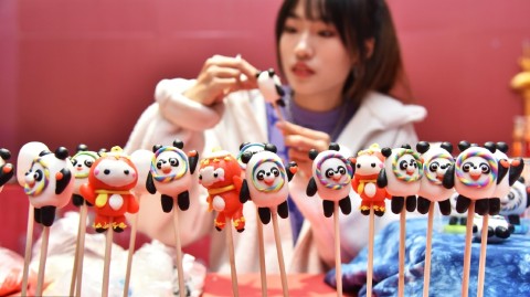 “00后”面塑传承人巧手融合：老手艺捏出时尚冰墩墩，非遗焕发冬奥新彩